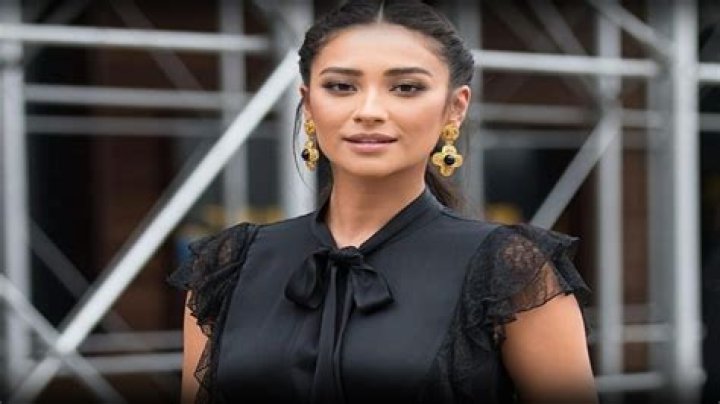 Shay Mitchell&rsquo;s Height, Net Worth, Sexy Feet and Legs in Heels